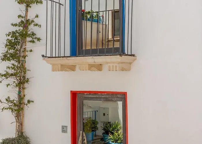 Court Of The Seminary * Otranto